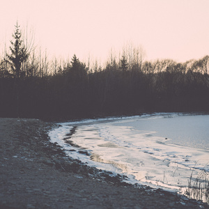 美丽的冬天结冰的湖面景观。年份