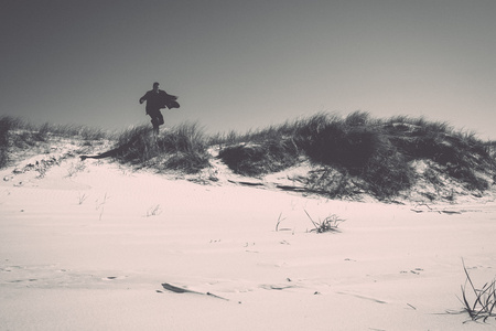 人漫步在沙丘上的海复古, 复古