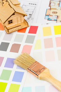 油漆颜色样本目录与画笔 绘图和房子模型