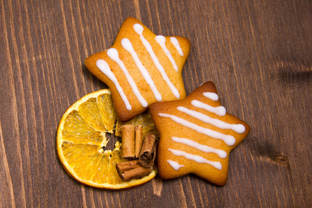 用橙色和肉桂在木头上的圣诞饼干
