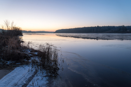 美丽的冬天结冰的湖面景观