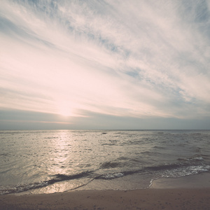 海岸线的波罗的海海滩与岩石和沙丘复古