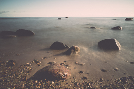 在早上的岩石海岸的视图。长时间曝光拍摄。retr