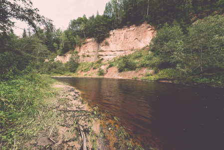 查看到山区河流流动水流与砂岩基质酸化照片