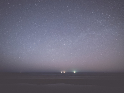 在海滩上的星星的夜空。空间视图。复古，复古