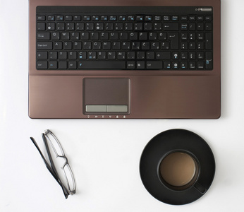 笔记本电脑 眼镜和咖啡桌上