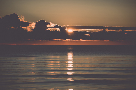 美丽的日出是野生的海滩在海水中复古，复古