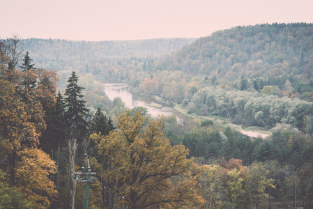 风景秀丽的秋季彩色的河中的国家   复古，复古