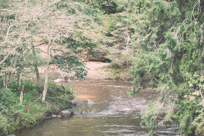 查看到山区河流流动水流与砂岩基质酸化