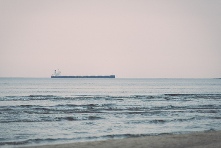 海与波浪和大船复古, 复古