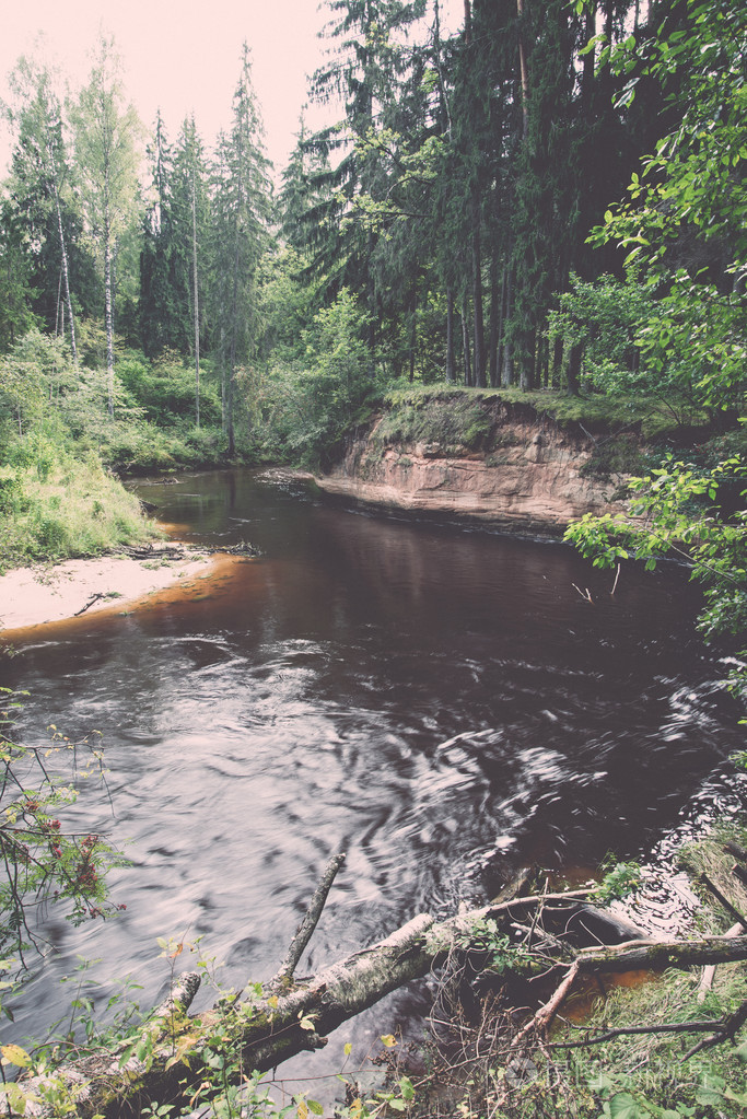 查看到山区河流流动水流与砂岩基质酸化