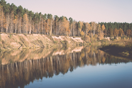 风景秀丽的秋季彩色的河中的国家   复古，复古