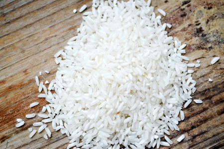 长粒香大米在木制的背景