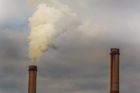 有煤电植物堆栈和烟雾的工业景观