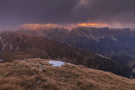 在 fagaras 山日出