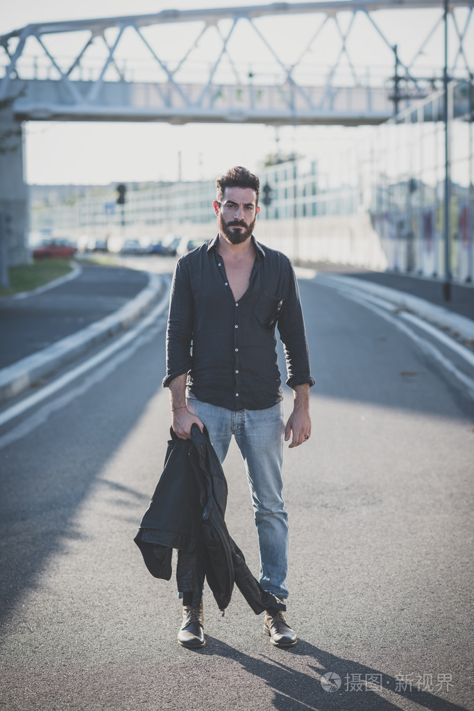 英俊的大胡子的男人