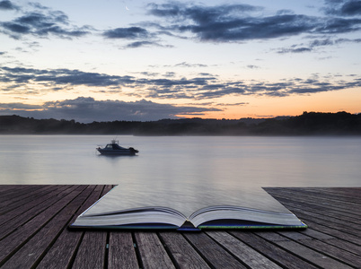 日出活力景观的小船在平静的湖面概念第一册