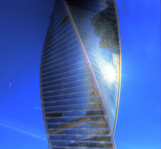 对着天空的现代摩天大楼的照片