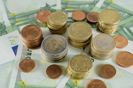 堆栈的欧元硬币到纸币 100 欧元