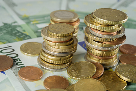 堆栈的欧元硬币到纸币 100 欧元