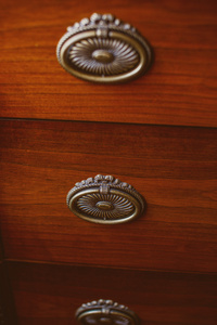 古董碗橱里的三个储物柜