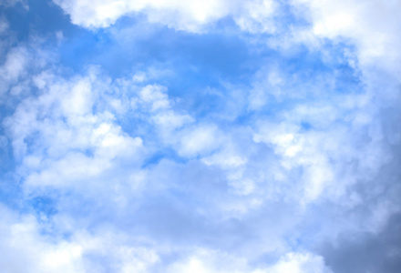 多云的蓝色天空抽象背景