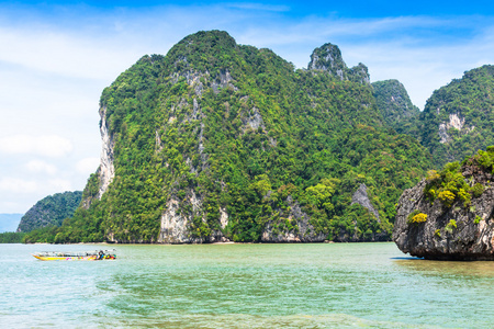 在泰国，普吉岛上景观的岩石和海