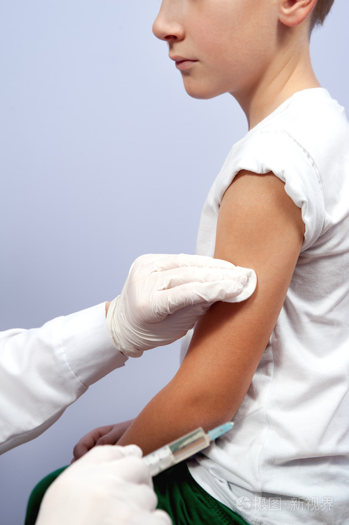 一个年轻的病人注射