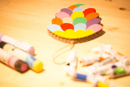 色彩鲜艳的玩具，木制的桌子上的纸板