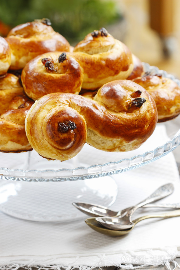 传统的瑞典面包蛋糕上站在圣诞节设置