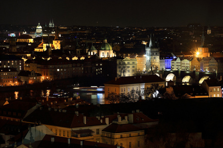 晚上冬季布拉格市，捷克共和国