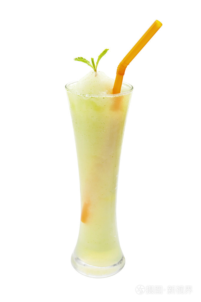 薄荷冰沙上白色孤立