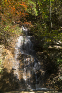 级联在山