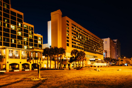 到了晚上，酒店在代托纳海滩，佛罗里达州