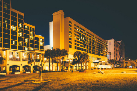 到了晚上，酒店在代托纳海滩，佛罗里达州