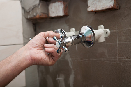 水龙头安装水管工在工作安装水龙头照片