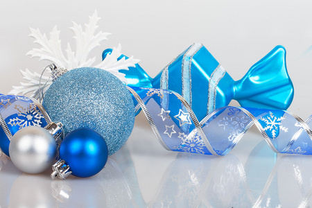 蓝色与白色的雪花和丝带圣诞球