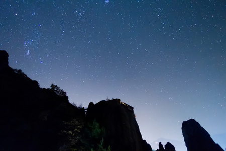 从希腊米特奥拉看到的星空图片