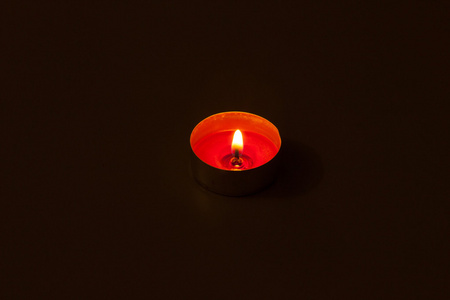 在黑暗中的蜡烛