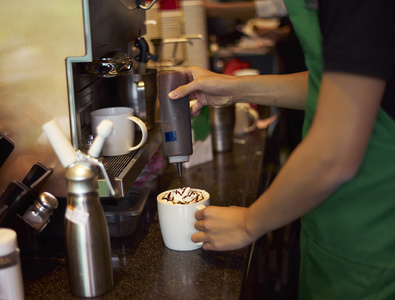 煮咖啡厅煮咖啡的咖啡厅工作人员照片