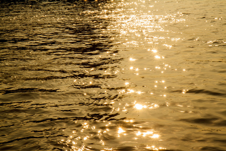 反映在水中的太阳