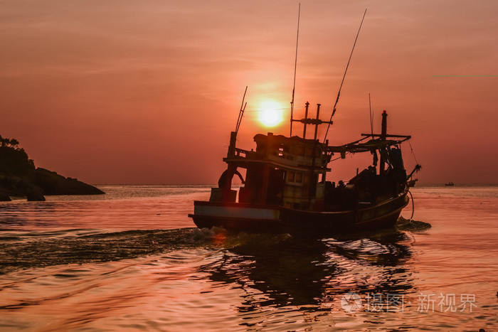 一艘小渔船在海上