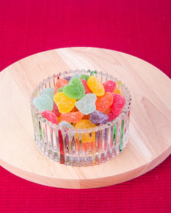 糖果。在背景上的玻璃碗果冻糖果