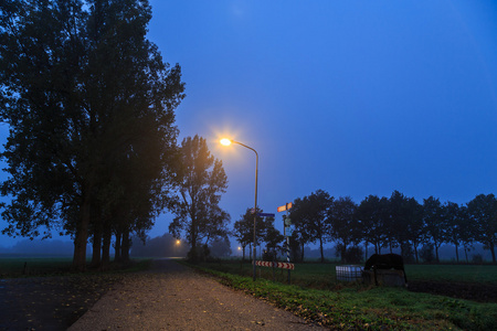 孤独的路穿过乡村的夜晚景观图片