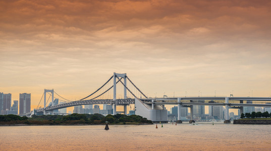 在台场，东京彩虹桥