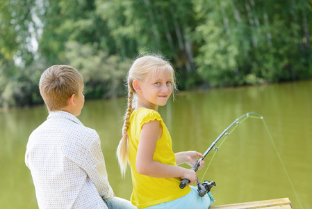 男孩和女孩钓鱼