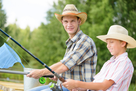 父亲和儿子。夏季钓鱼