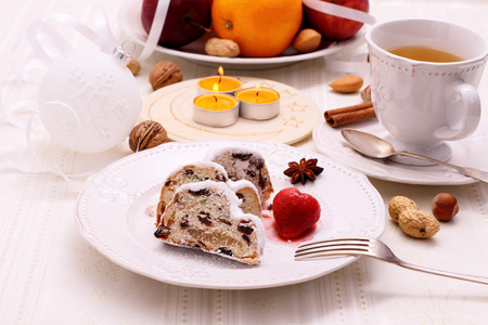 德式圣诞蛋糕蛋糕与冬茶图片