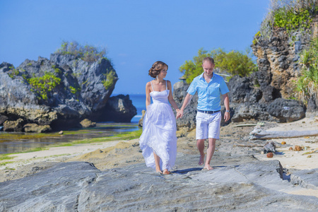 爱海洋海岸线上的新婚夫妇图片