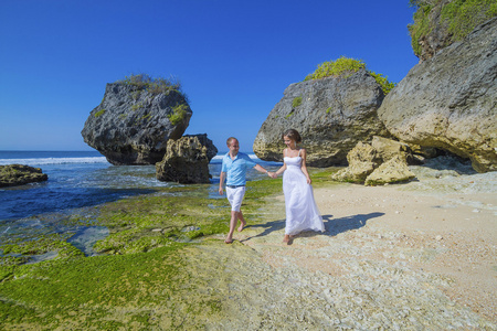 爱海洋海岸线上的新婚夫妇